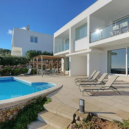 Villa Sleeps 8 Pool Air Con