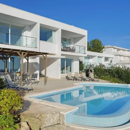 Villa Sleeps 8 Pool Air Con