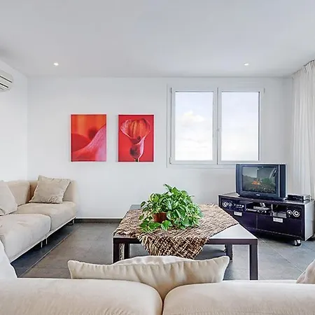 Sleeps 8 Pool Air Con