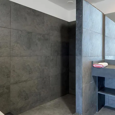 Sleeps 8 Pool Air Con