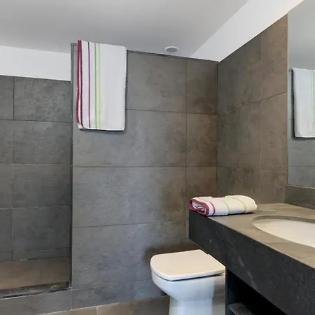 Sleeps 8 Pool Air Con Vila Arenal d'en Castell